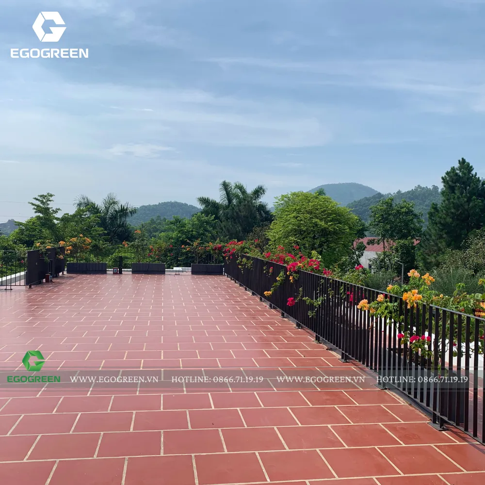 Ban công sân thượng lộng gió nắng được trồng các loại cây hoa dây leo đem đến cảm giác thướt tha, mềm mại. Đồng thời, EGOGREEN thiết kế hệ thống đèn điện chiếu sáng thông minh để tạo không gian cho gia chủ sử dụng mỗi khi cần.